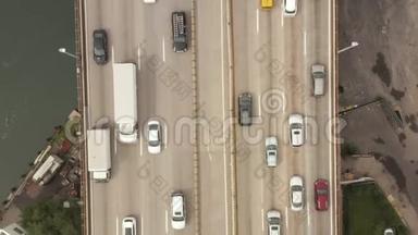 爱丽：鸟瞰纽约灰日繁忙的汽车交通的高速公路